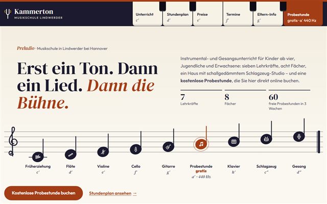Startseite der Beispiel-Website Musikschule Kammerton mit Menü als Klaviatur, den Fächern als Noten auf einem Notensystem und dem Satz „Erst ein Ton. Dann ein Lied. Dann die Bühne.“